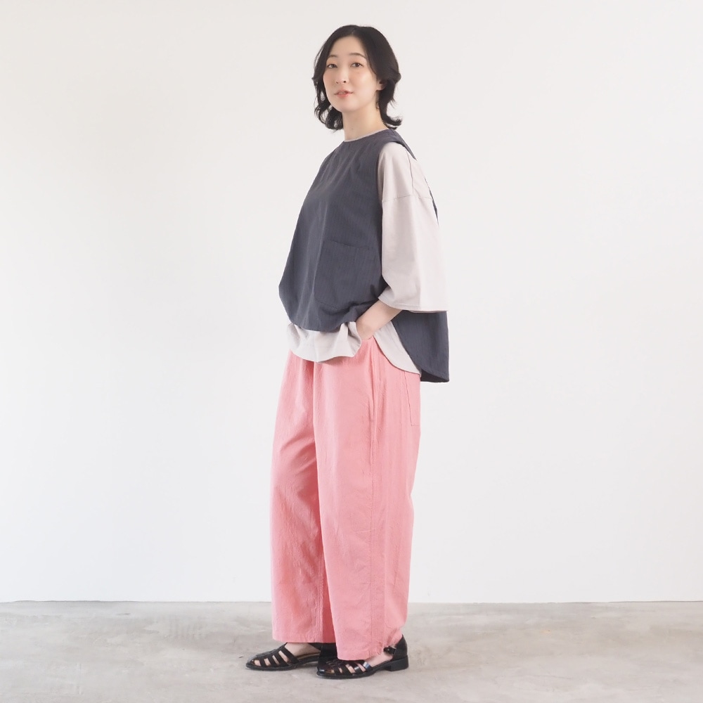 72/2サイロ アクアスウェイシャツ Tシャツを着た女性の全身