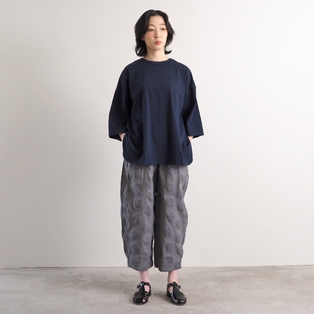 72/2サイロ アクアスウェイシャツ Tシャツを着た女性の全身