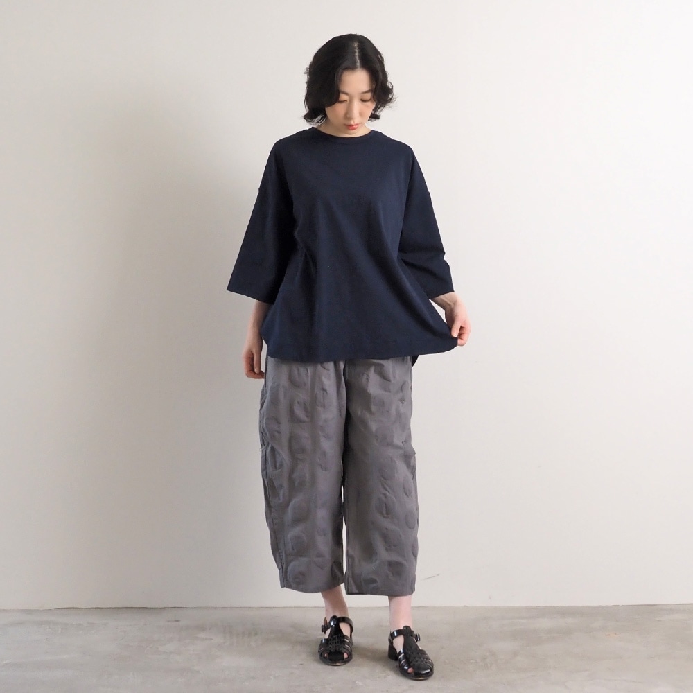 72/2サイロ アクアスウェイシャツ Tシャツを着た女性の全身