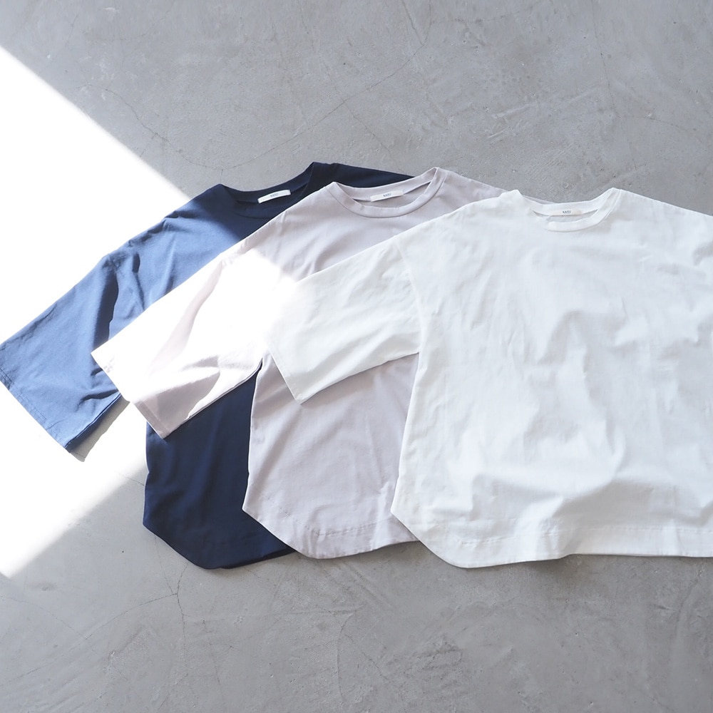 72/2サイロ アクアスウェイシャツ Tシャツを着た女性の正面