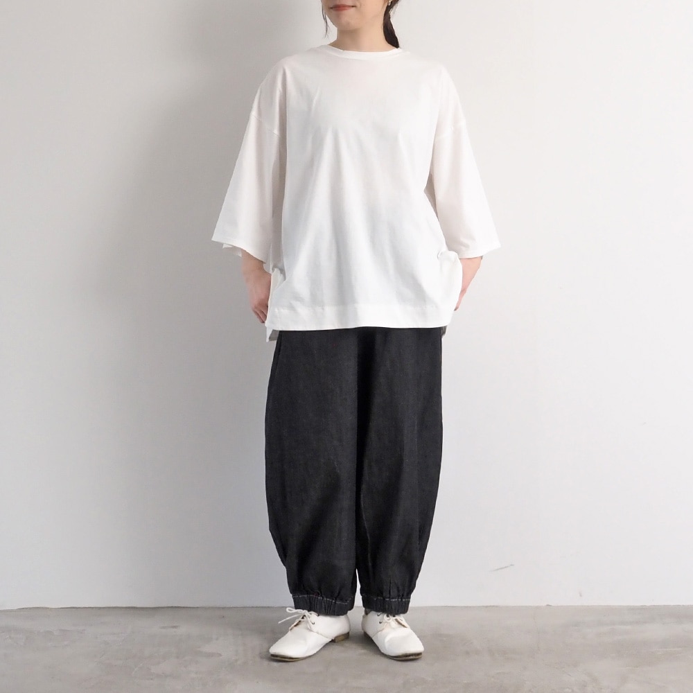 72/2サイロ アクアスウェイシャツ Tシャツを着た女性の全身