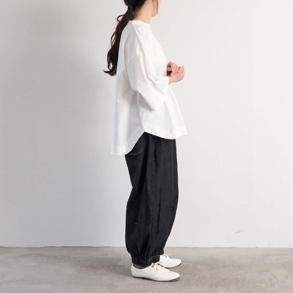 72/2サイロ アクアスウェイシャツ Tシャツを着た女性の全身