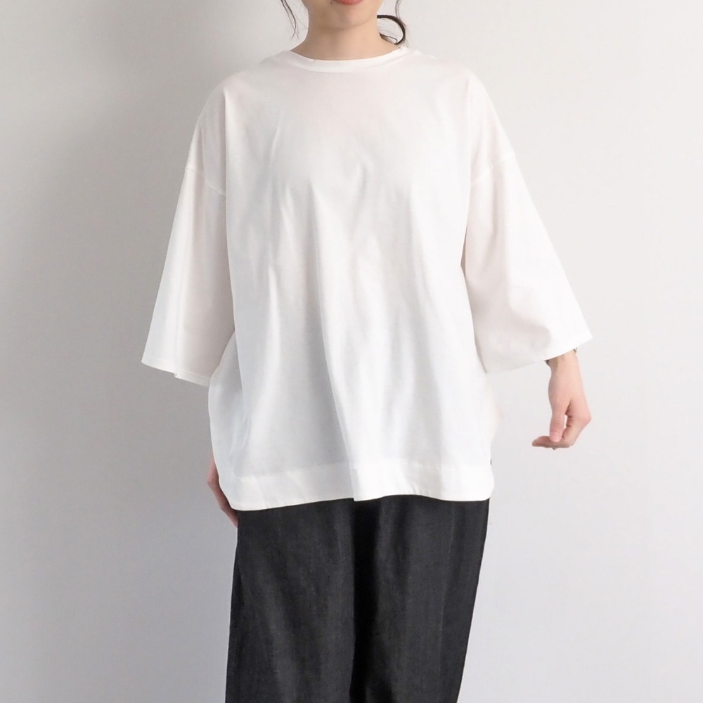 72/2サイロ アクアスウェイシャツ Tシャツを着た女性の全身