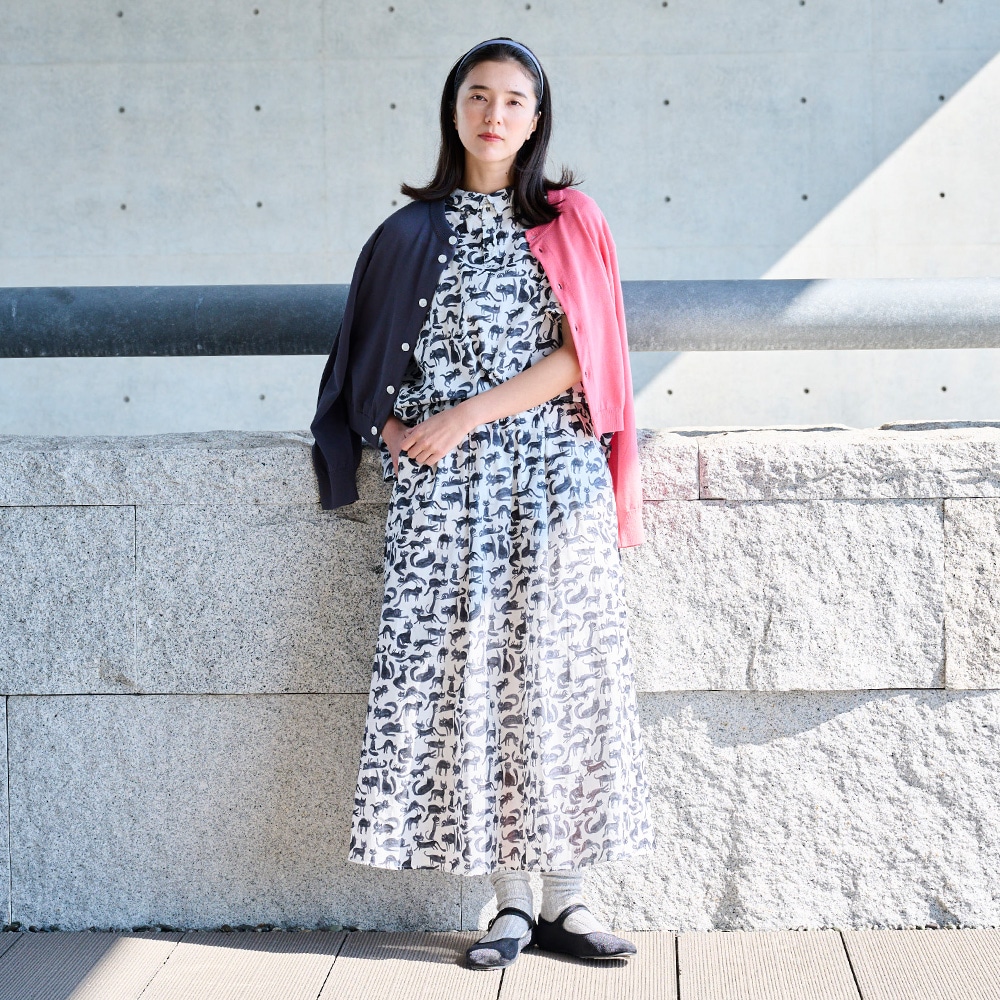 スノーコットン バイカラーニットカーデ　カーディガンを着た女性の全身