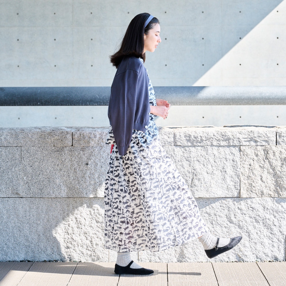 スノーコットン バイカラーニットカーデ　カーディガンを着た女性の全身