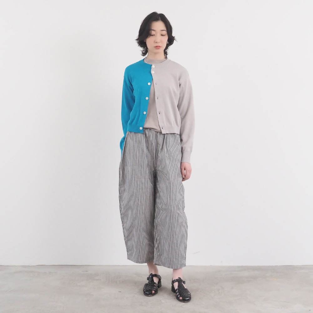 スノーコットン バイカラーニットカーデ　カーディガンを着た女性の全身