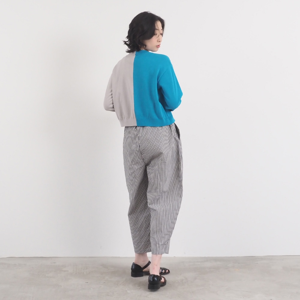 スノーコットン バイカラーニットカーデ　カーディガンを着た女性の全身