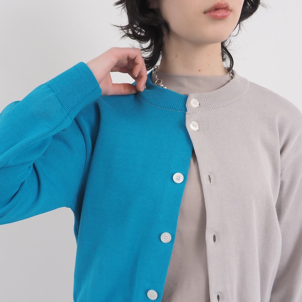 スノーコットン バイカラーニットカーデ　カーディガンを着た女性の全身