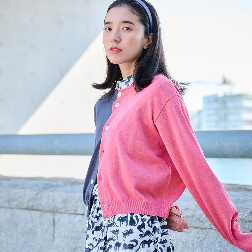 スノーコットン バイカラーニットカーデ　カーディガンを着た女性の正面