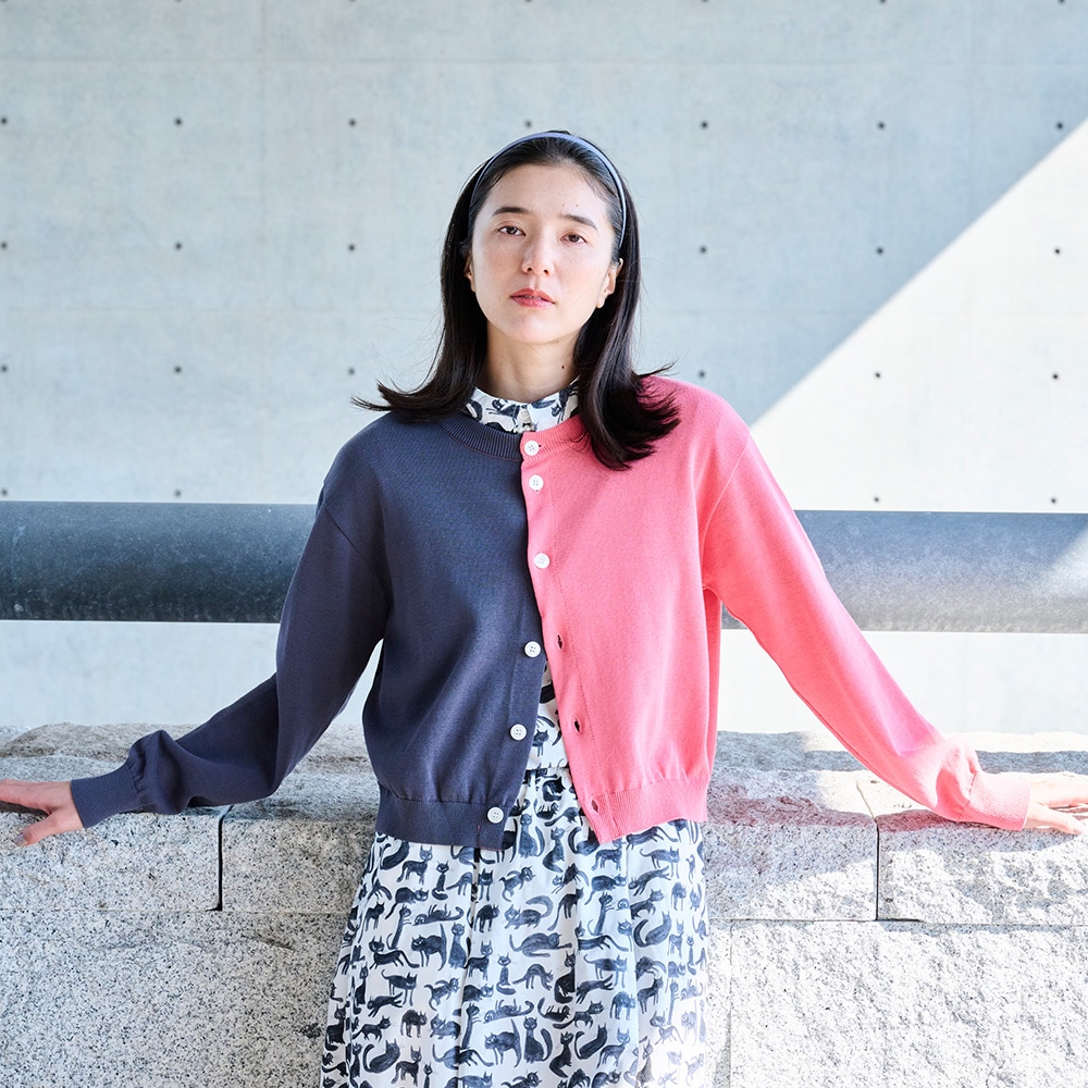 スノーコットン バイカラーニットカーデ　カーディガンを着た女性の正面