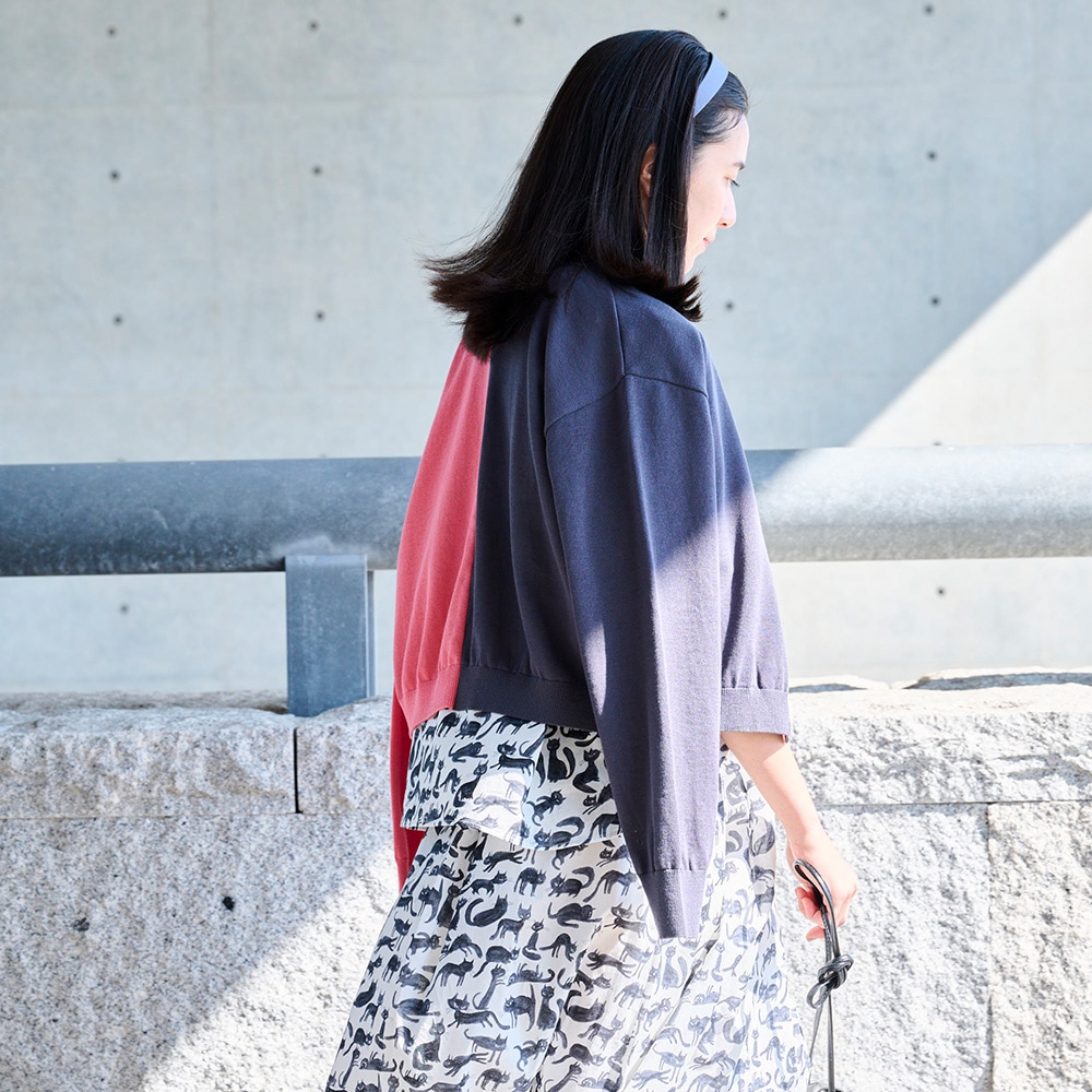 スノーコットン バイカラーニットカーデ　カーディガンを着た女性の正面