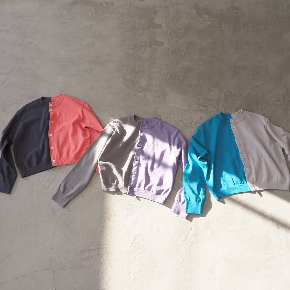 スノーコットン バイカラーニットカーデ　カーディガンを着た女性の正面