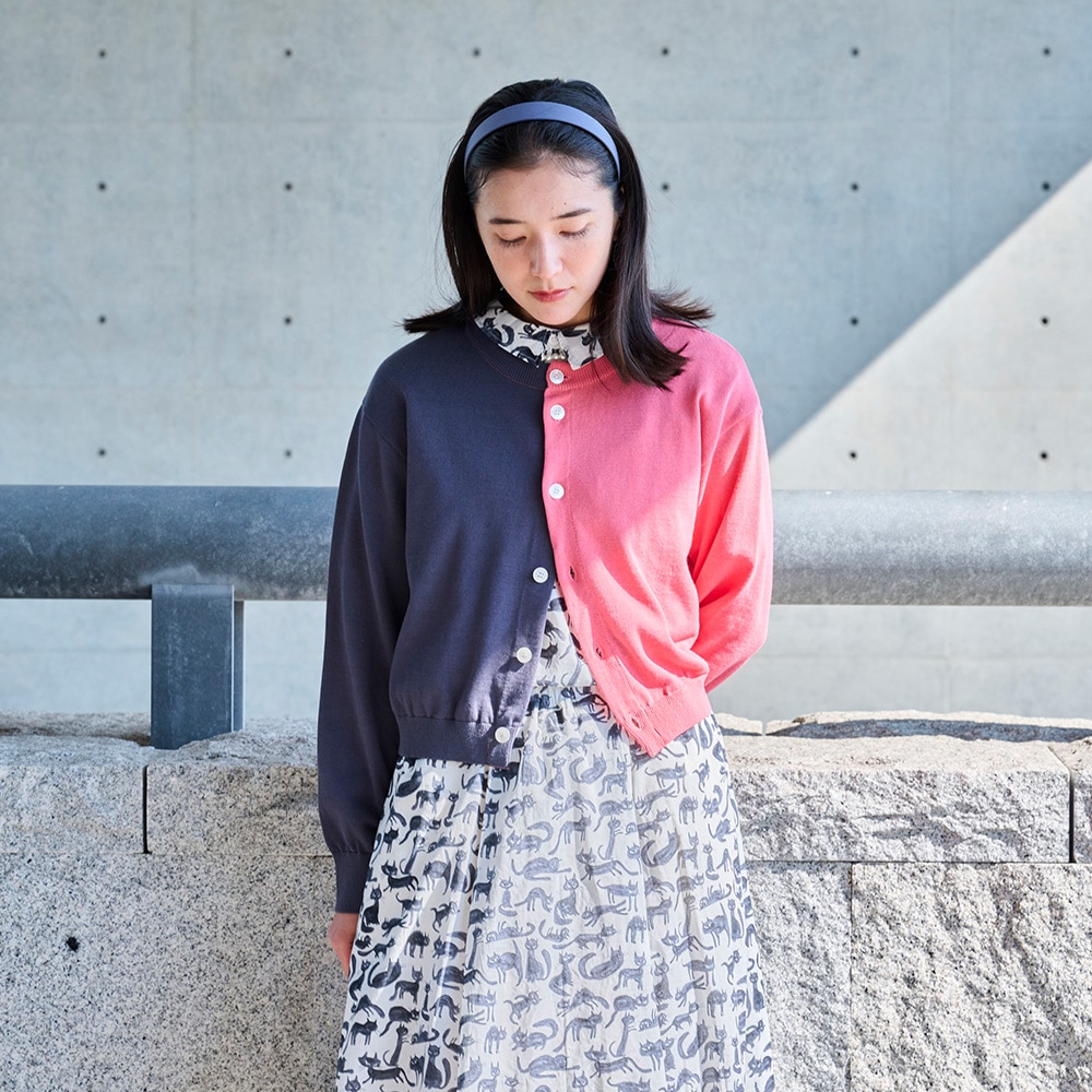 スノーコットン バイカラーニットカーデ　カーディガンを着た女性の正面