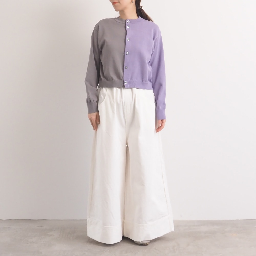 スノーコットン バイカラーニットカーデ　カーディガンを着た女性の全身