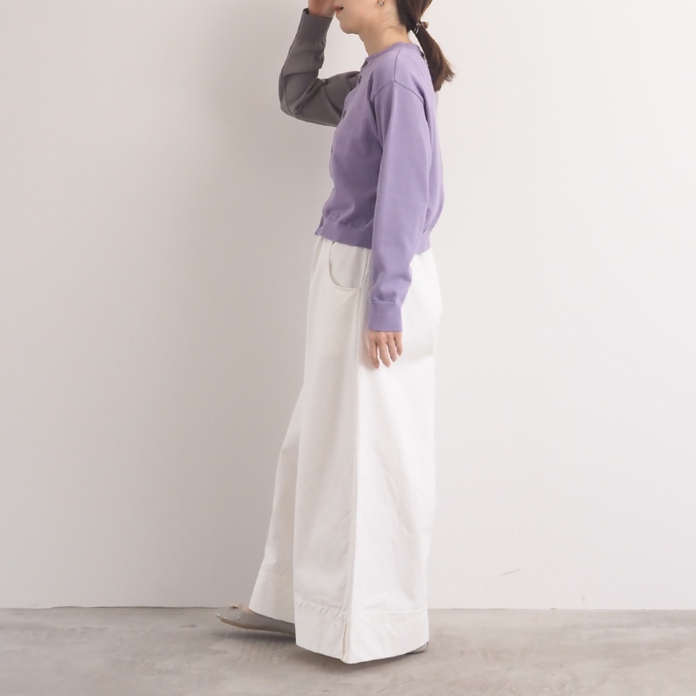 スノーコットン バイカラーニットカーデ　カーディガンを着た女性の全身