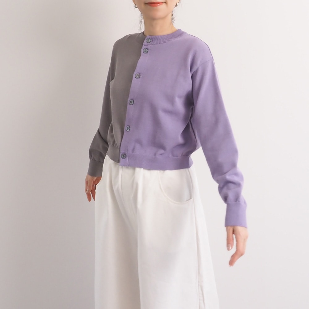 スノーコットン バイカラーニットカーデ　カーディガンを着た女性の全身