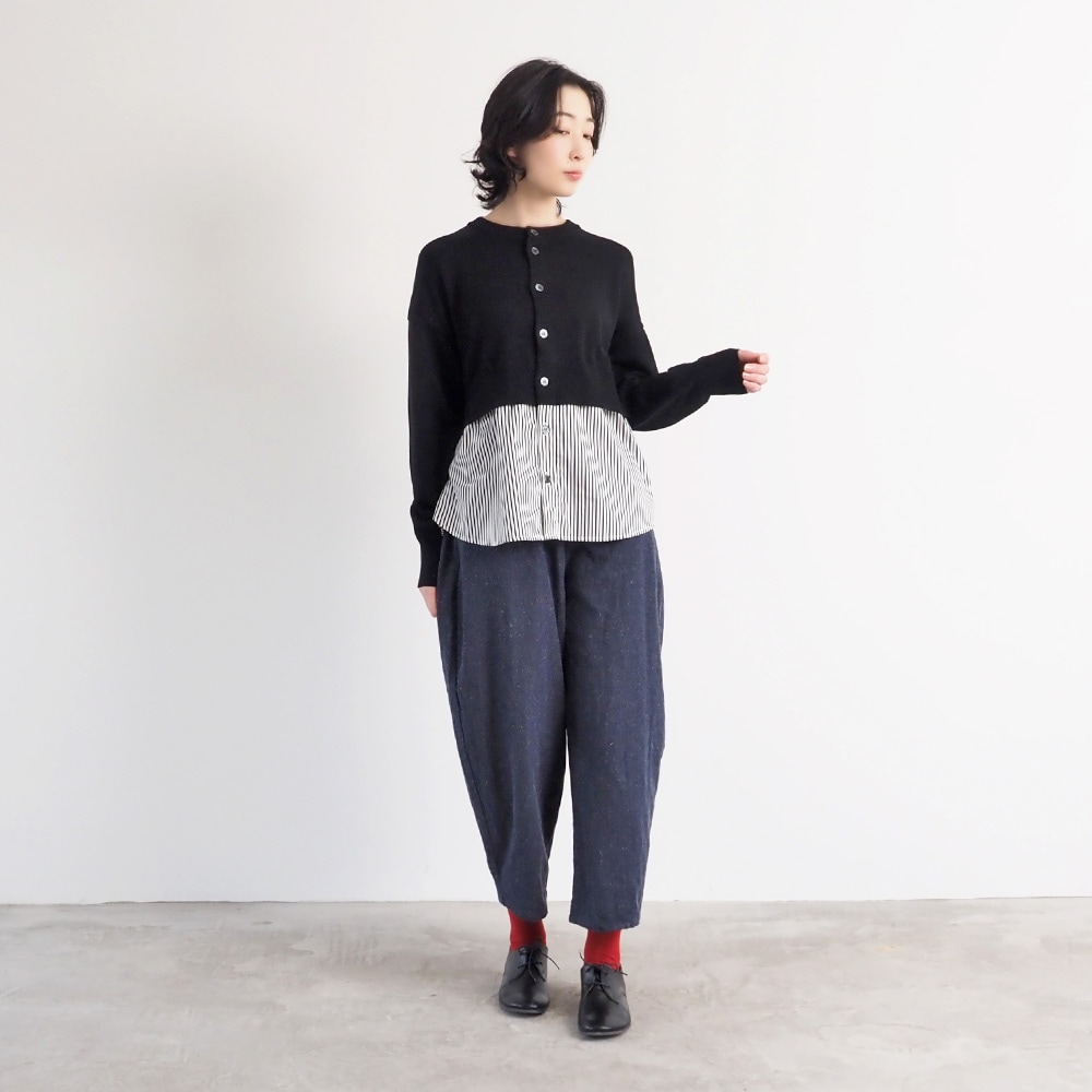 綿レーヨンシルク コンビネーションカーディガン　カーディガンを着た女性の全身