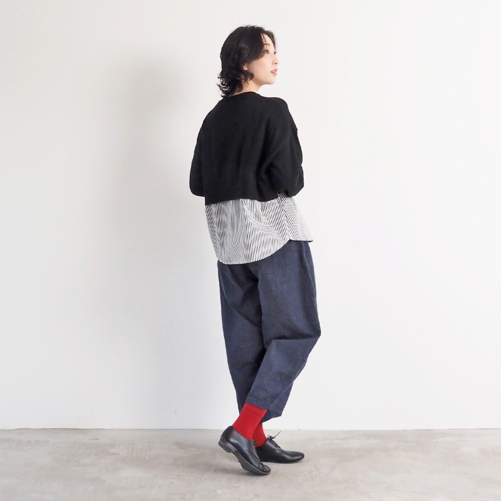 綿レーヨンシルク コンビネーションカーディガン　カーディガンを着た女性の全身