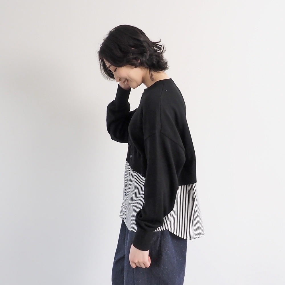 綿レーヨンシルク コンビネーションカーディガン　カーディガンを着た女性の全身