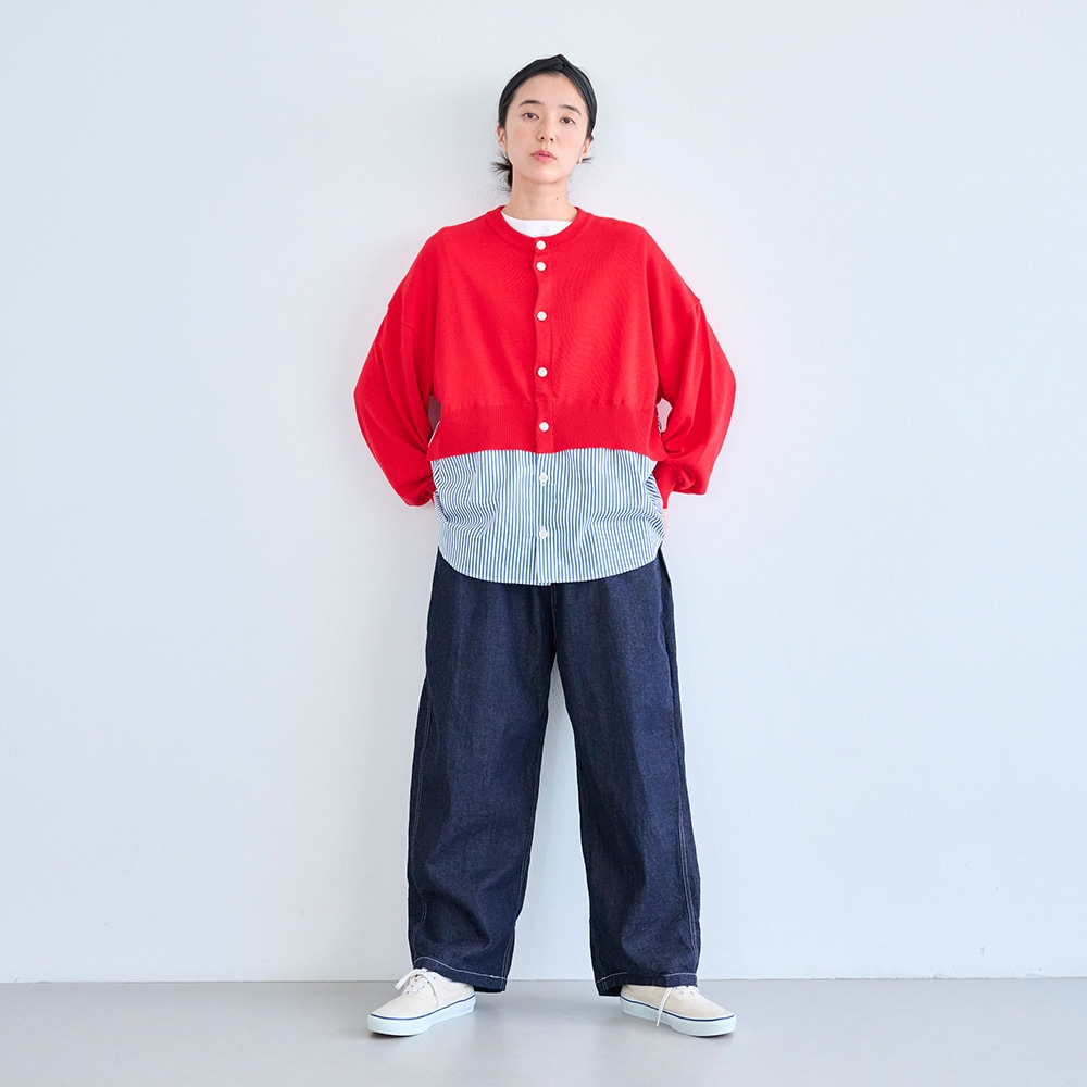 綿レーヨンシルク コンビネーションカーディガン　カーディガンを着た女性の全身