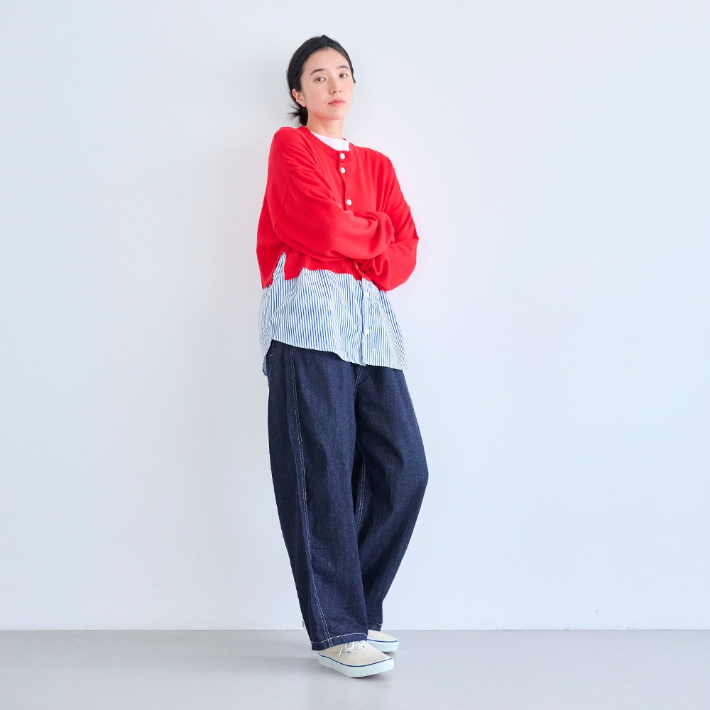 綿レーヨンシルク コンビネーションカーディガン　カーディガンを着た女性の全身