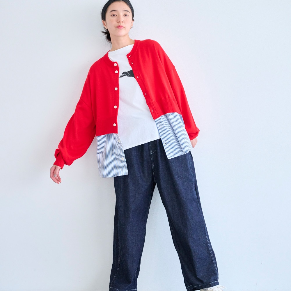 綿レーヨンシルク コンビネーションカーディガン　カーディガンを着た女性の全身