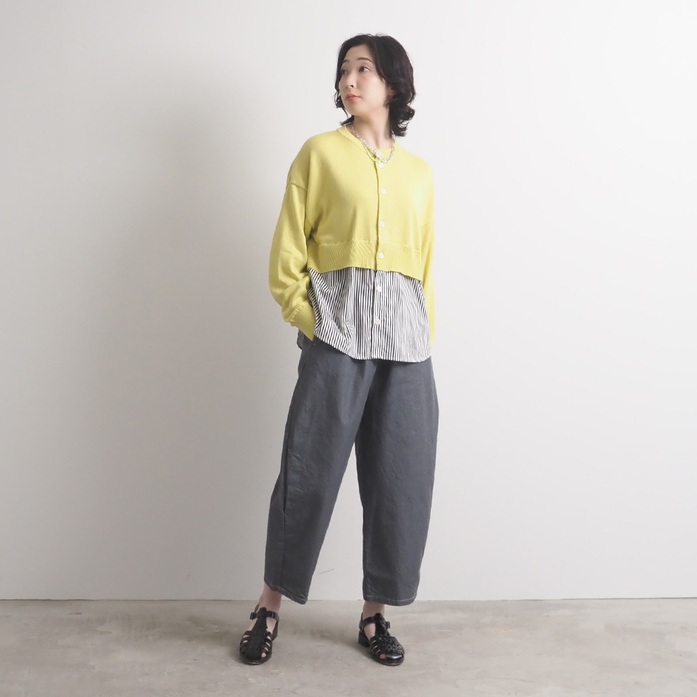 綿レーヨンシルク コンビネーションカーディガン　カーディガンを着た女性の全身