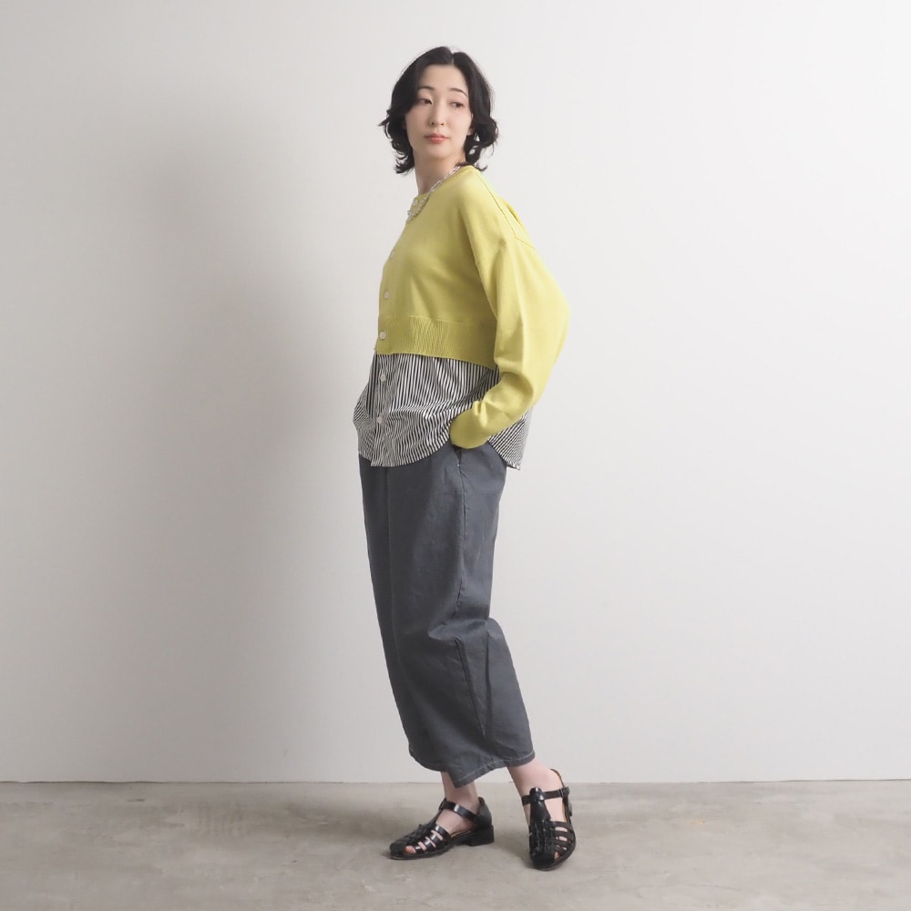 綿レーヨンシルク コンビネーションカーディガン　カーディガンを着た女性の全身