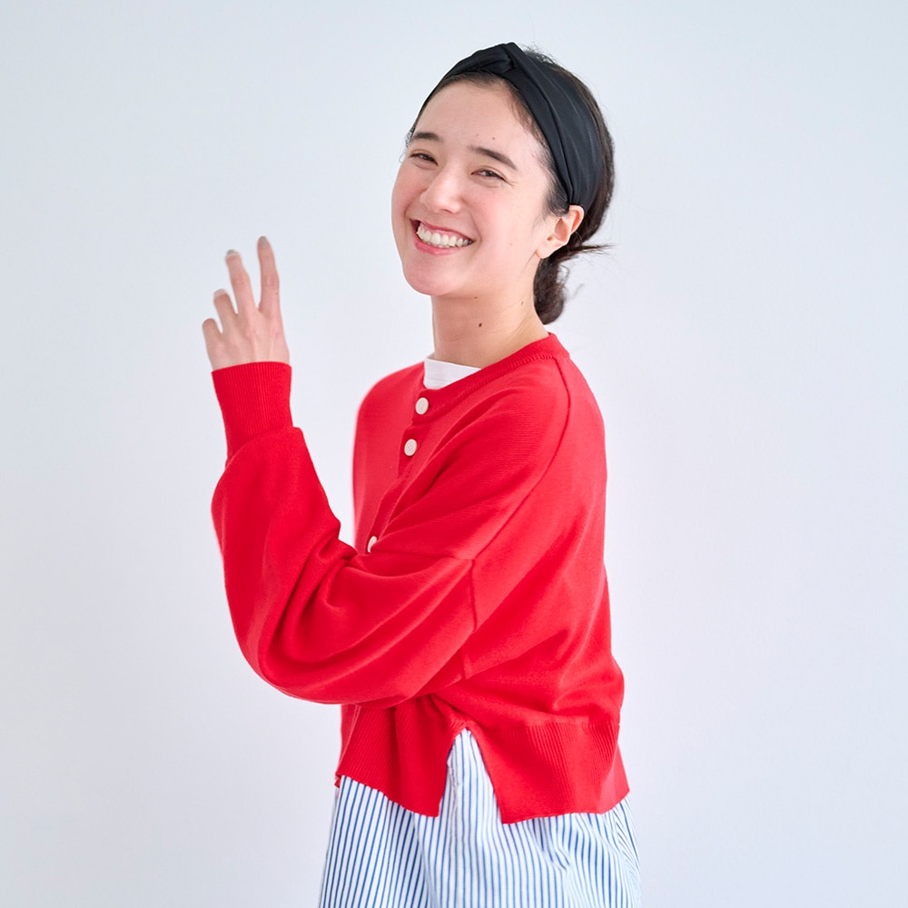 綿レーヨンシルク コンビネーションカーディガン　カーディガンを着た女性の正面