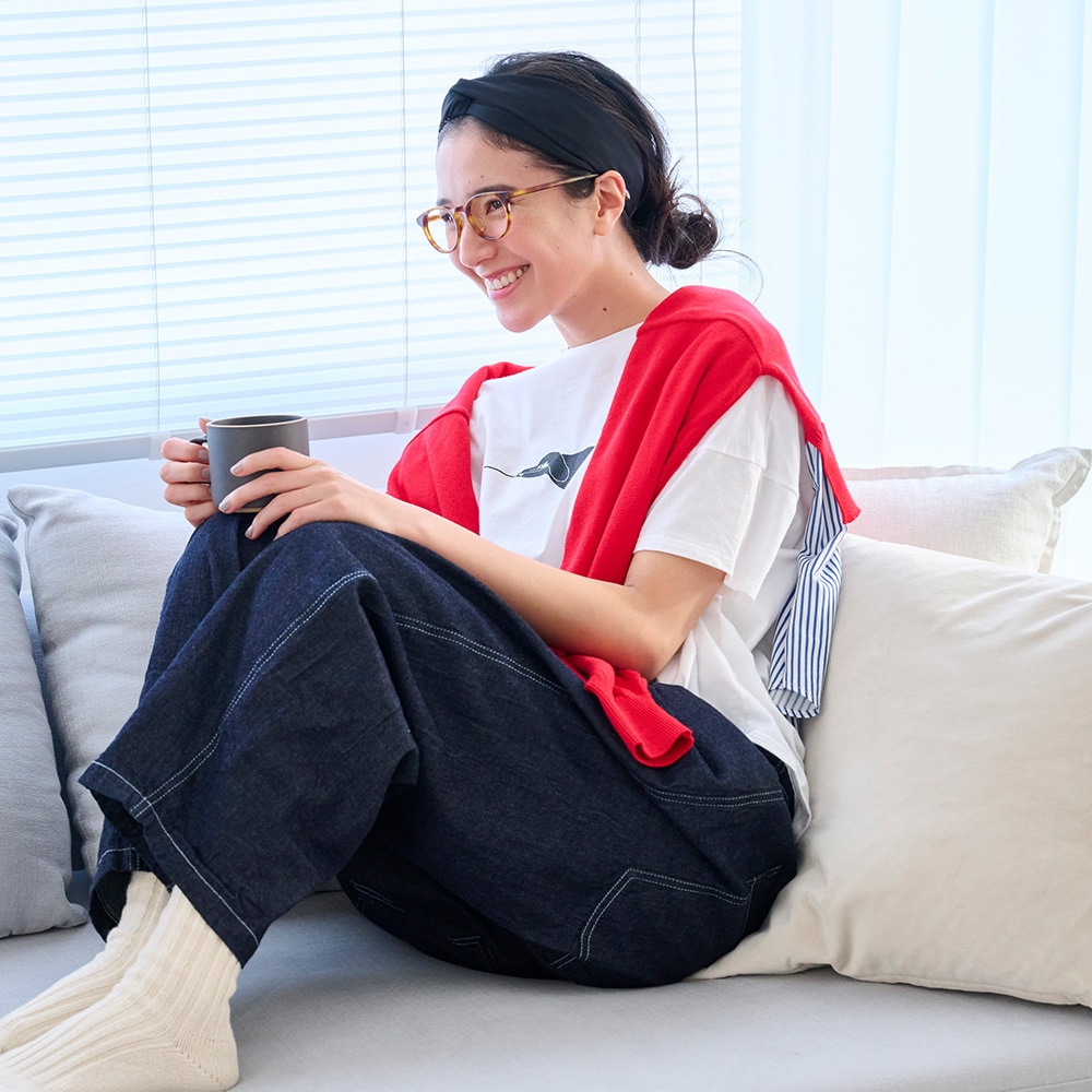 綿レーヨンシルク コンビネーションカーディガン　カーディガンを着た女性の正面