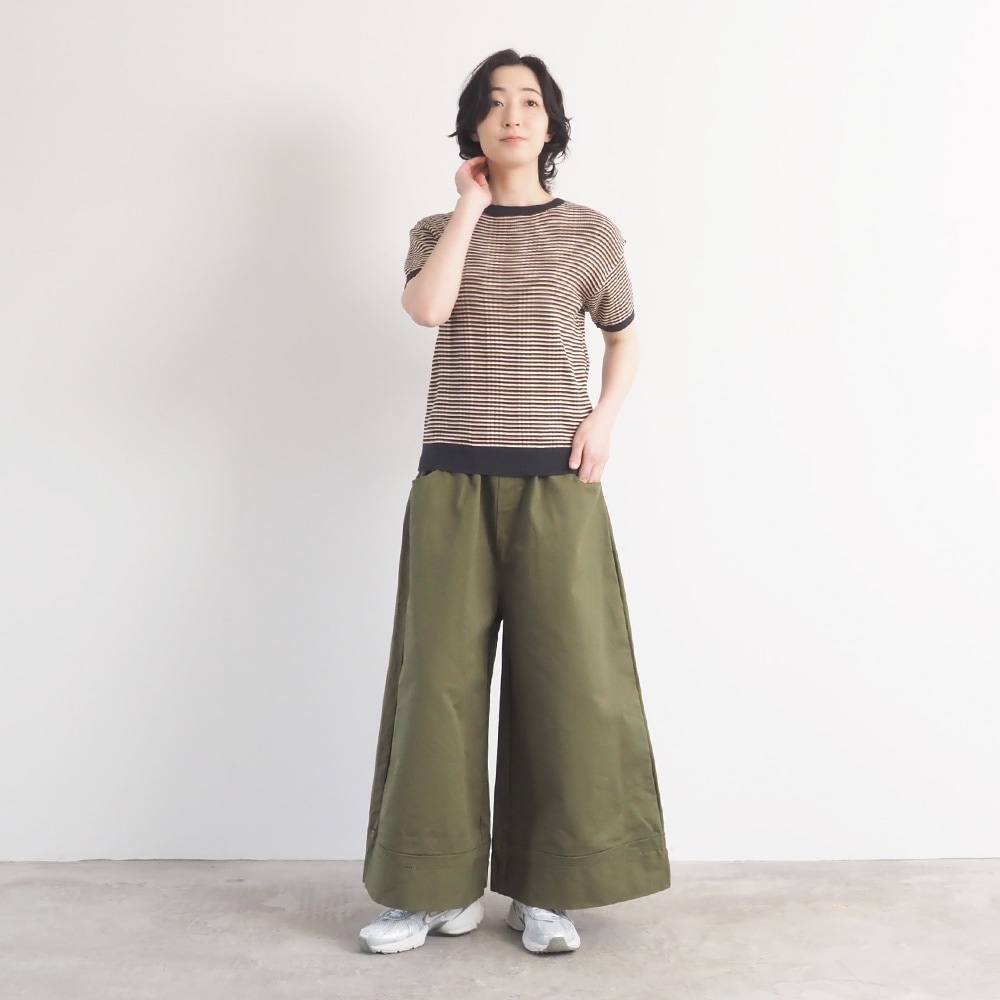 コンパクトヤーン マルチボーダーランダムリブ半袖ニット　ニットを着た女性の全身