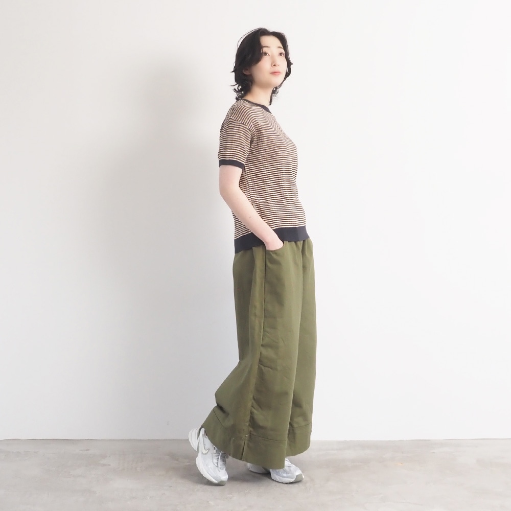 コンパクトヤーン マルチボーダーランダムリブ半袖ニット　ニットを着た女性の全身