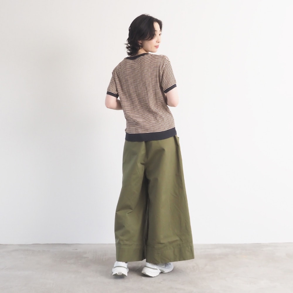 コンパクトヤーン マルチボーダーランダムリブ半袖ニット　ニットを着た女性の全身