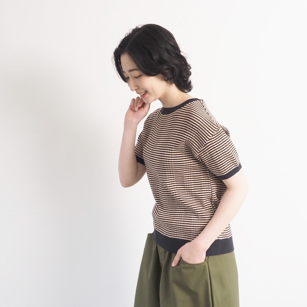 コンパクトヤーン マルチボーダーランダムリブ半袖ニット　ニットを着た女性の全身