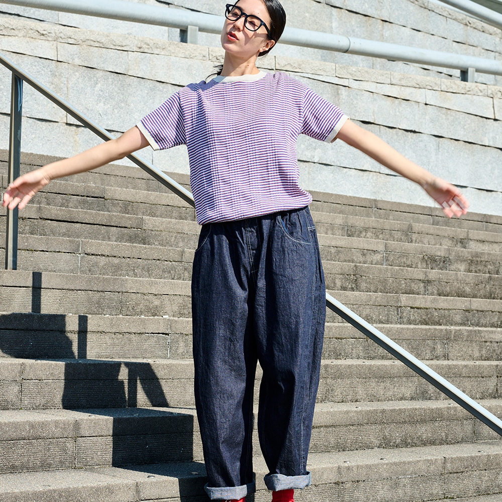 コンパクトヤーン マルチボーダーランダムリブ半袖ニット　ニットを着た女性の全身