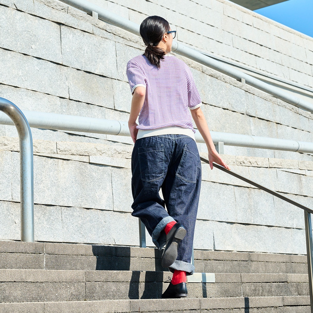 コンパクトヤーン マルチボーダーランダムリブ半袖ニット　ニットを着た女性の全身