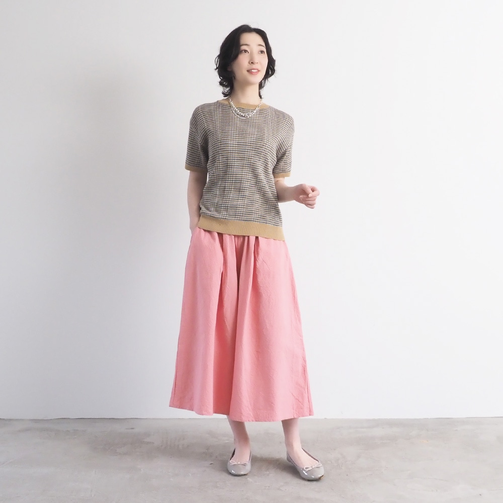 コンパクトヤーン マルチボーダーランダムリブ半袖ニット　ニットを着た女性の全身