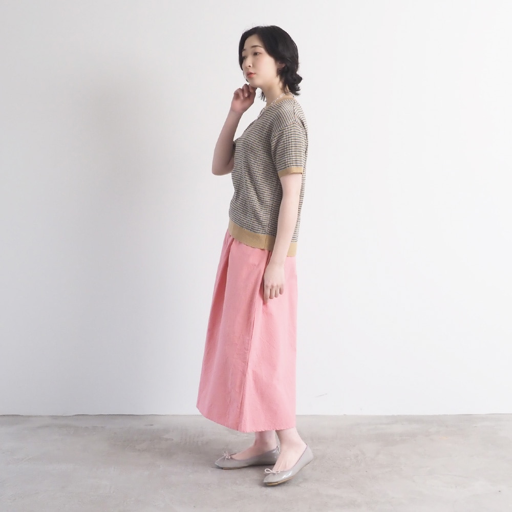 コンパクトヤーン マルチボーダーランダムリブ半袖ニット　ニットを着た女性の全身