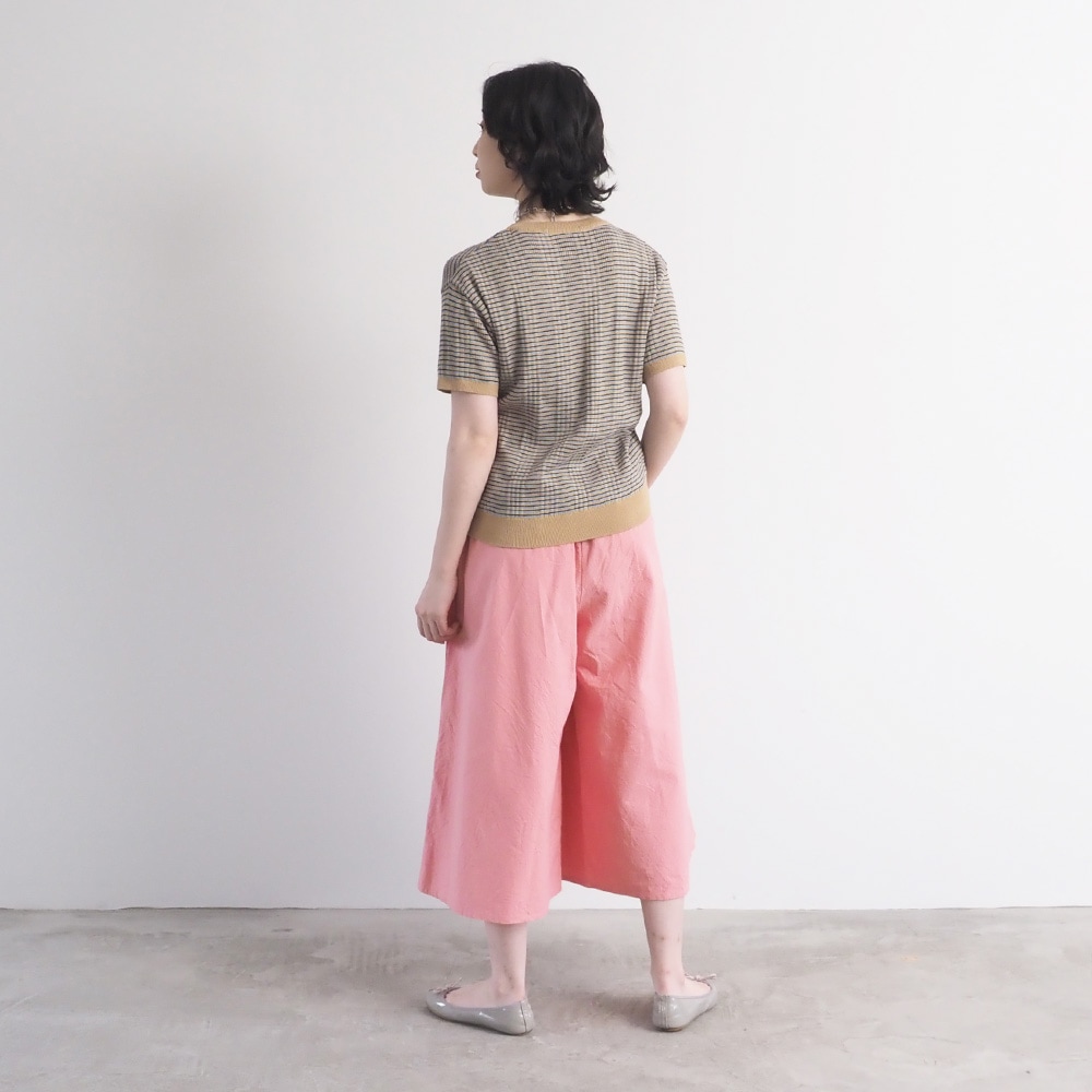 コンパクトヤーン マルチボーダーランダムリブ半袖ニット　ニットを着た女性の全身