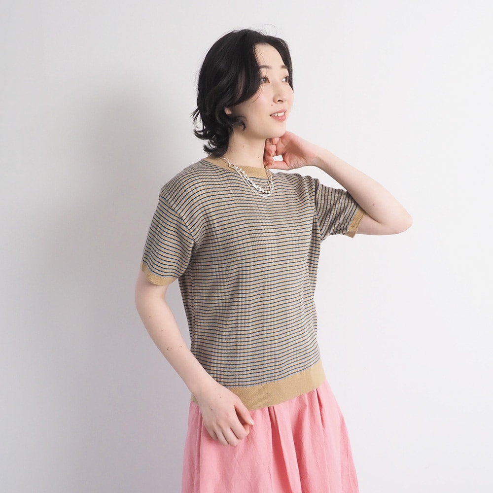 コンパクトヤーン マルチボーダーランダムリブ半袖ニット　ニットを着た女性の全身