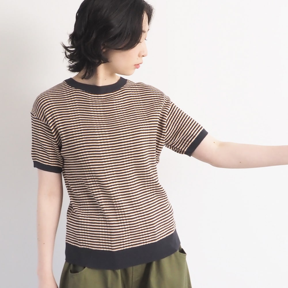 コンパクトヤーン マルチボーダーランダムリブ半袖ニット　ニットを着た女性の正面