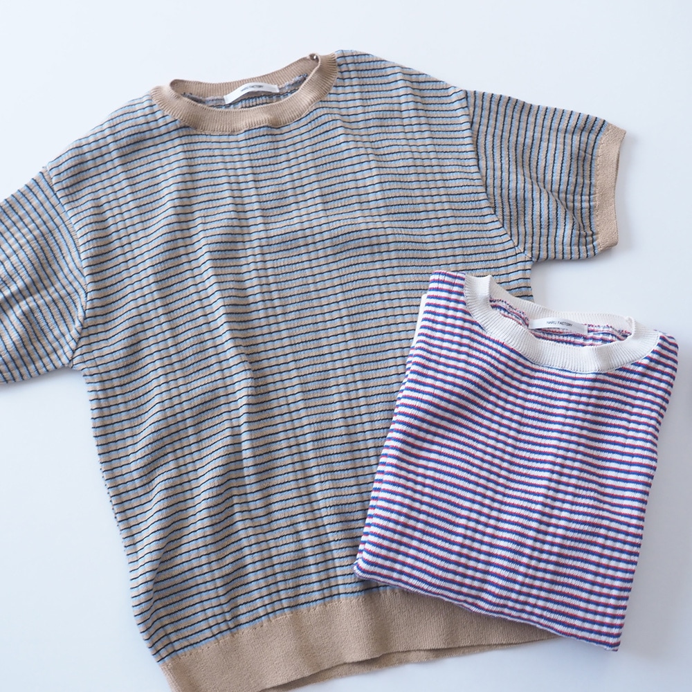 コンパクトヤーン マルチボーダーランダムリブ半袖ニット　ニットを着た女性の正面