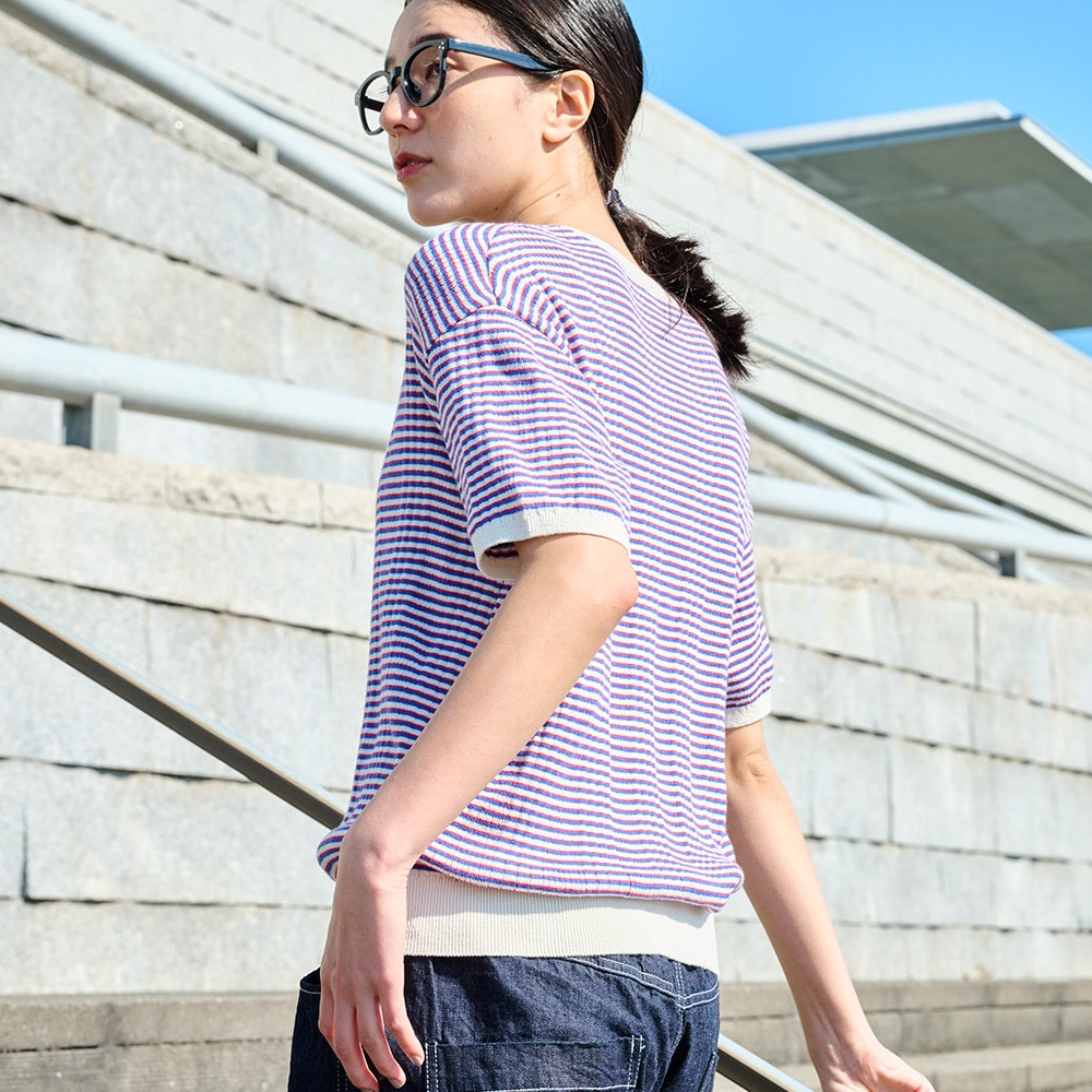 コンパクトヤーン マルチボーダーランダムリブ半袖ニット　ニットを着た女性の正面