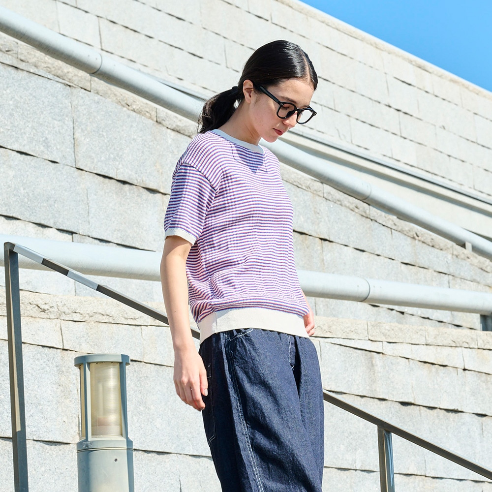 コンパクトヤーン マルチボーダーランダムリブ半袖ニット　ニットを着た女性の正面