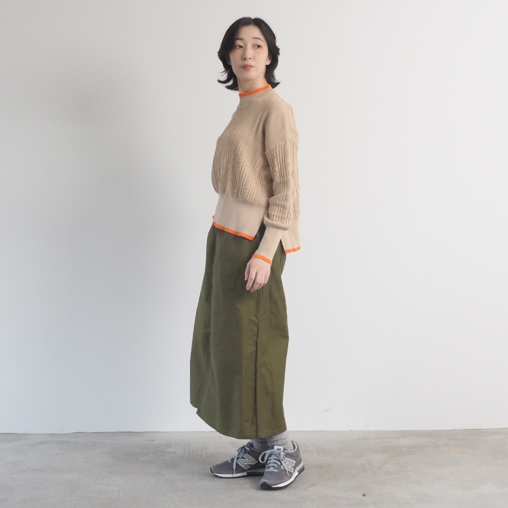 Hidamari Cotton ワイドリブバイカラーコモドニット　ニットを着た女性の全身