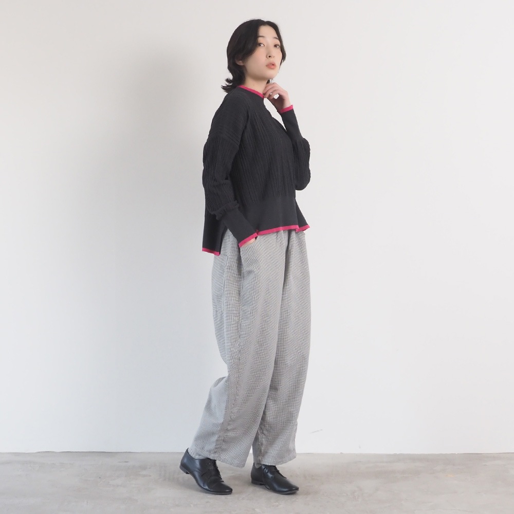 Hidamari Cotton ワイドリブバイカラーコモドニット　ニットを着た女性の全身