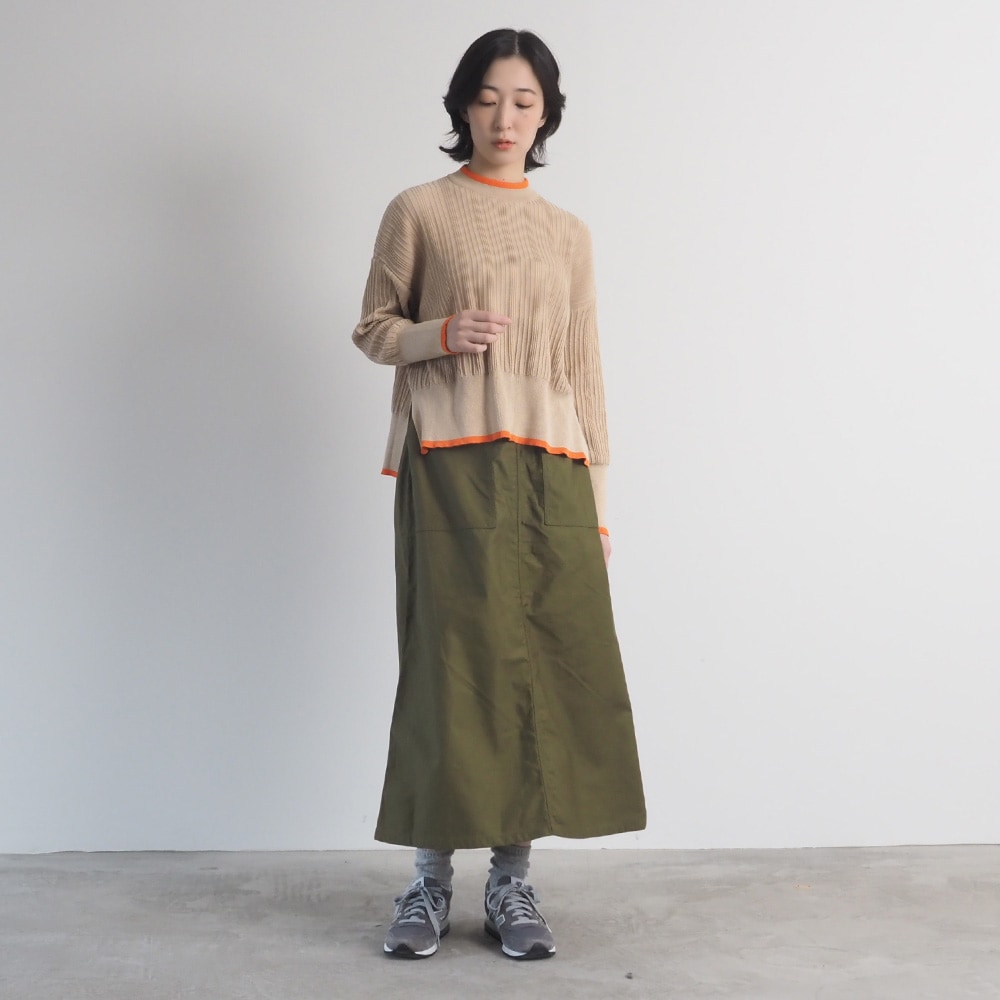 Hidamari Cotton ワイドリブバイカラーコモドニット　ニットを着た女性の全身