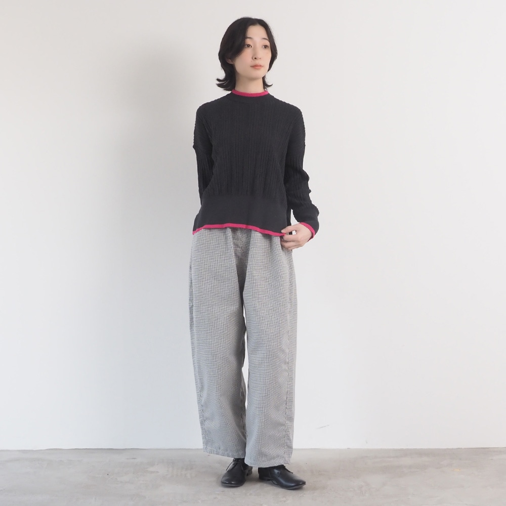 Hidamari Cotton ワイドリブバイカラーコモドニット　ニットを着た女性の全身