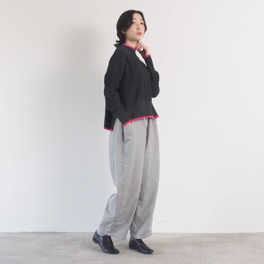 Hidamari Cotton ワイドリブバイカラーコモドニット　ニットを着た女性の全身