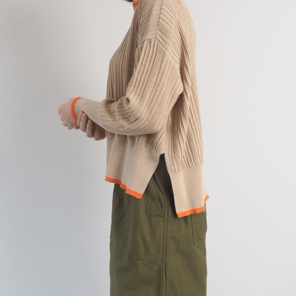 Hidamari Cotton ワイドリブバイカラーコモドニット　ニットを着た女性の正面